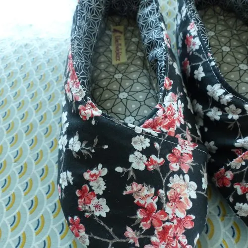 Black Cherry Blossom Kimono Women's Slippers