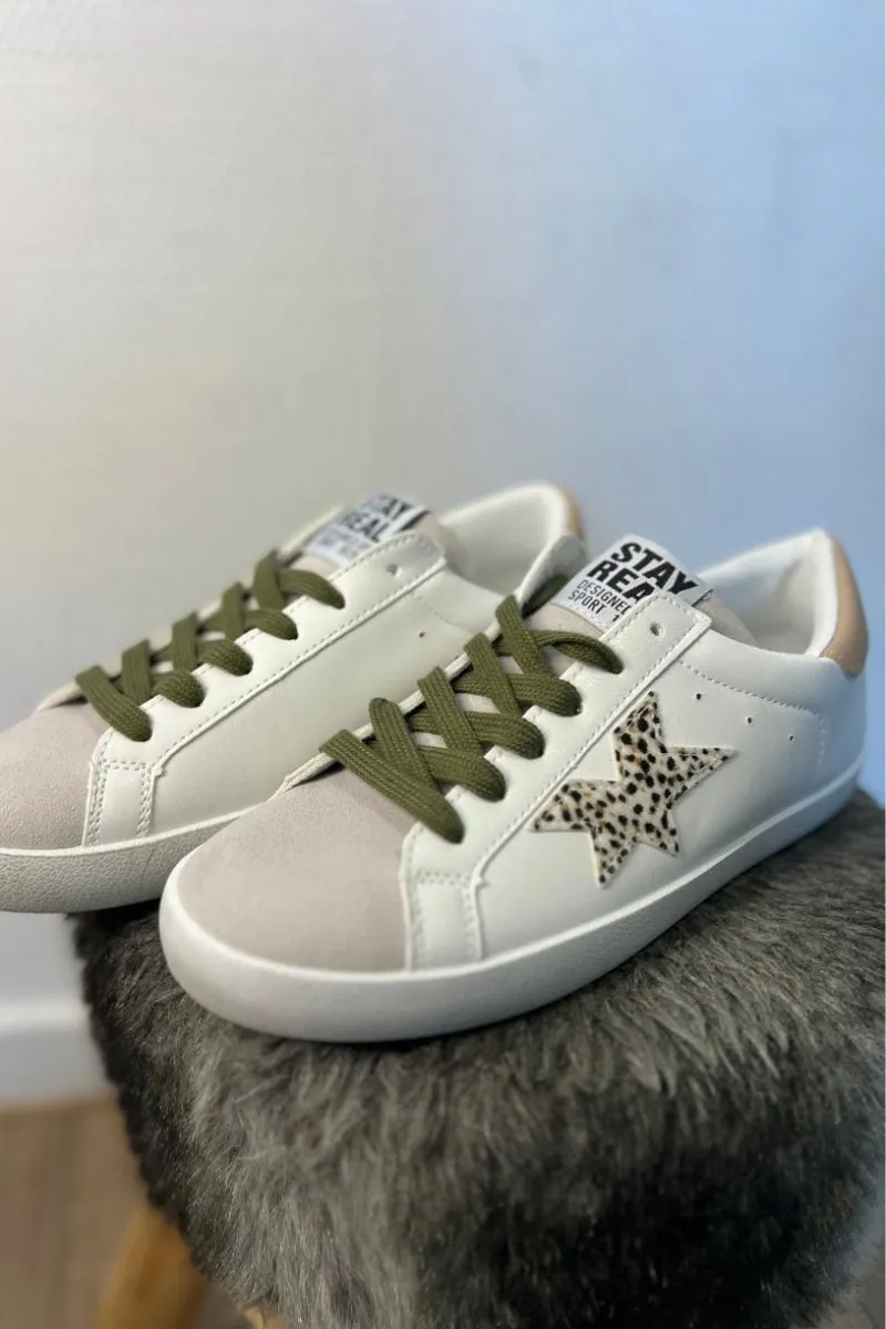 Low-top sneakers with leopard star print in khaki with laces.