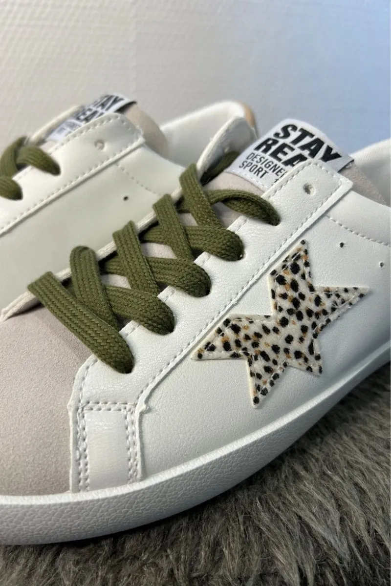 Low-top sneakers with leopard star print in khaki with laces.